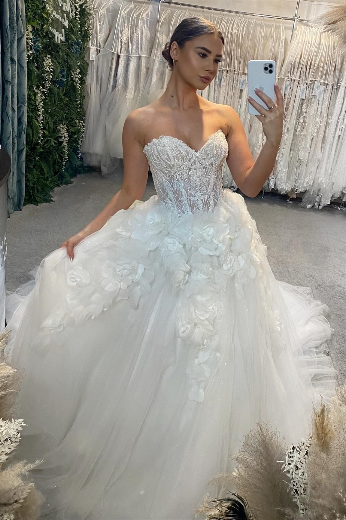 Robes de mariée élégantes en tulle à sequins, coupe trapèze, sans bretelles et bustier, ornées de dentelle et de sequins.
