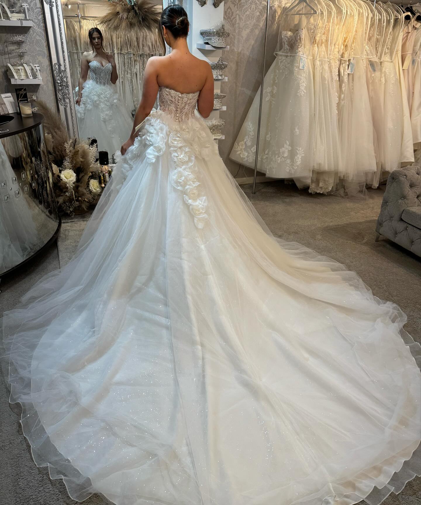 Robes de mariée élégantes en tulle à sequins, coupe trapèze, sans bretelles et bustier, ornées de dentelle et de sequins.