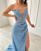 Robe de bal élégante à paillettes bleue, coupe trapèze, col en V, sans manches, fendue sur le devant