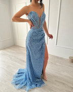 Robe de bal élégante à paillettes bleue, coupe trapèze, col en V, sans manches, fendue sur le devant