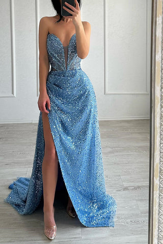 Elegante vestido de fiesta azul con lentejuelas, corte en A, escote en V, sin mangas, abertura frontal y corte asimétrico.
