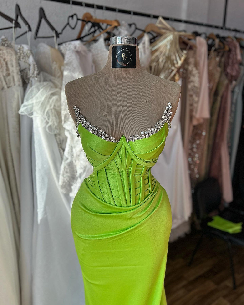 Robe de bal élégante en satin à bretelles spaghetti et volants sans manches