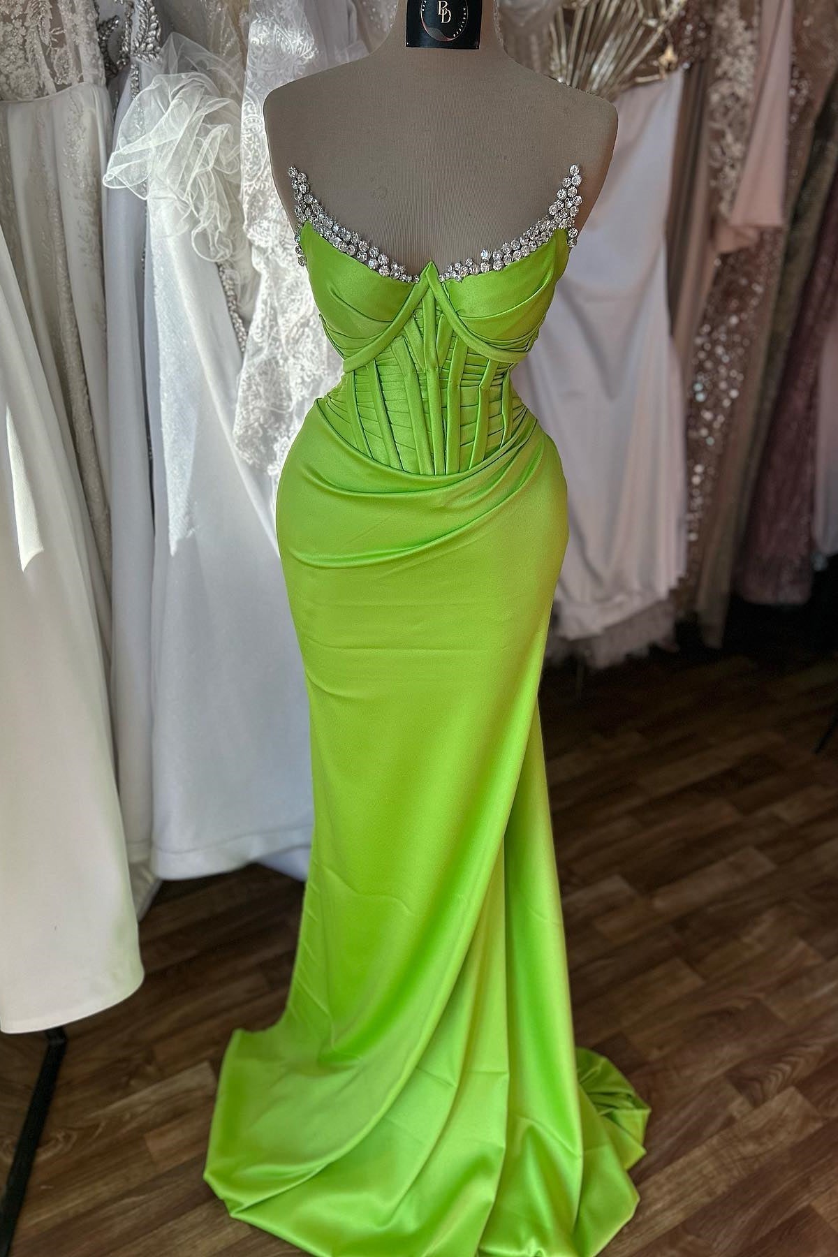 Robe de bal élégante en satin à bretelles spaghetti et volants sans manches