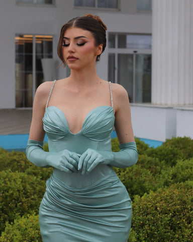 Vestidos de fiesta de satén con tirantes finos, escote corazón, sin mangas y volantes, estilo columna elegante.