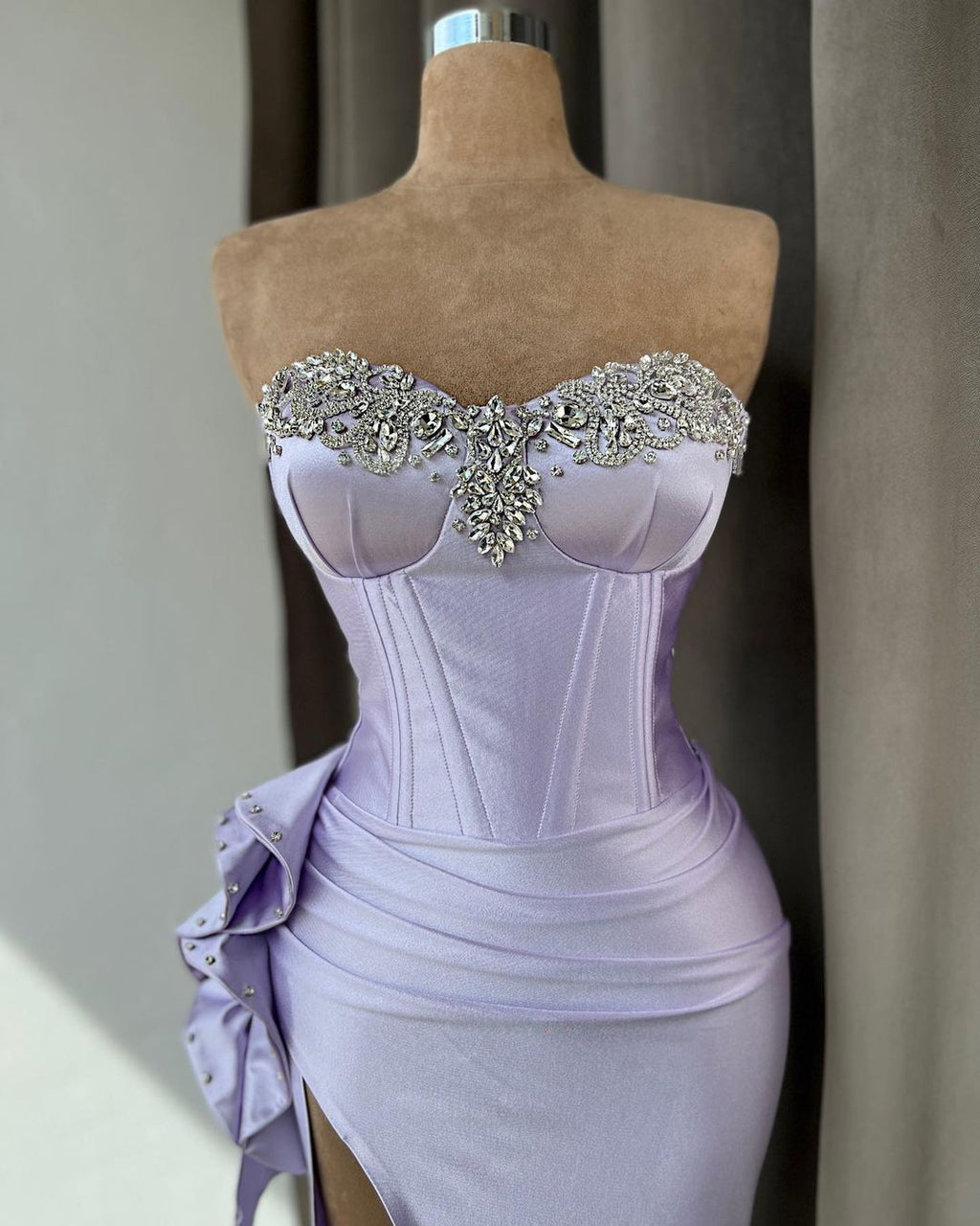 Robe de bal élégante à volants et perles en cœur avec décolleté en cœur et fente