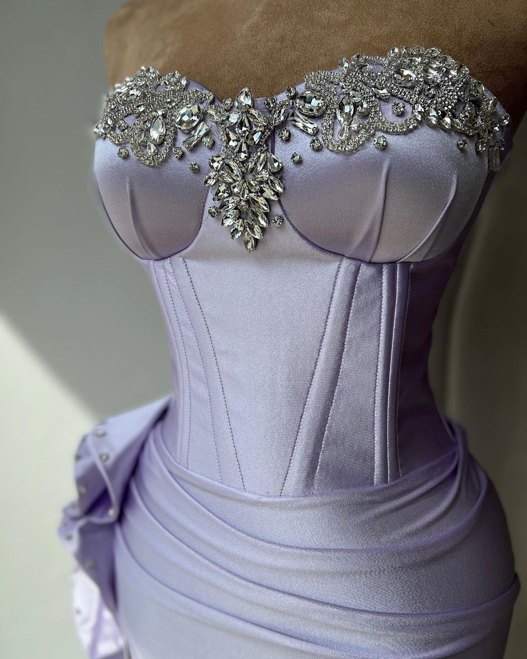 Robe de bal élégante à volants et perles en cœur avec décolleté en cœur et fente