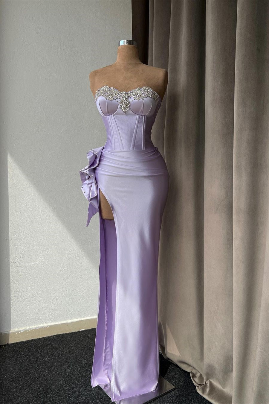 Robe de bal élégante à volants et perles en cœur avec décolleté en cœur et fente
