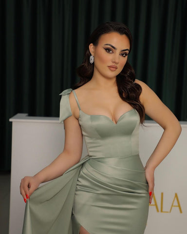 Elegante vestido de graduación color verde salvia empolvado con escote corazón y volantes