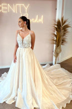 Robe de mariée élégante, longue jusqu'au sol, à fines bretelles, col en V, sans manches, coupe trapèze, ornée d'appliqués