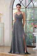 Elegante vestido largo de fiesta de seda brillante con cuello halter, escote en V, abertura lateral plisada y bolsillo.