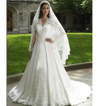 Élégante robe de mariée blanche italienne, col montant en V, application de dentelle, manches longues, boutons en satin, style saoudien. 