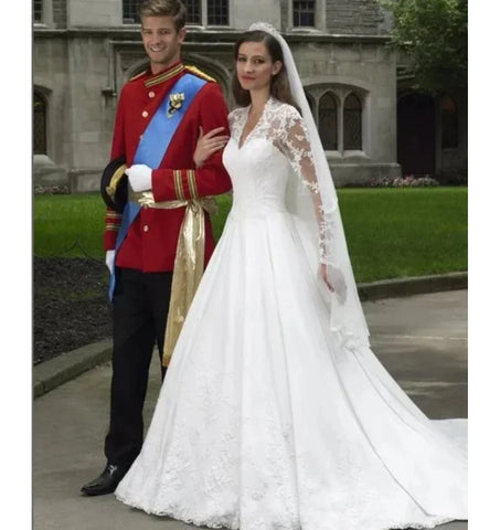 Élégante robe de mariée blanche italienne, col montant en V, application de dentelle, manches longues, boutons en satin, style saoudien. 