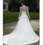Élégante robe de mariée blanche italienne, col montant en V, application de dentelle, manches longues, boutons en satin, style saoudien. 
