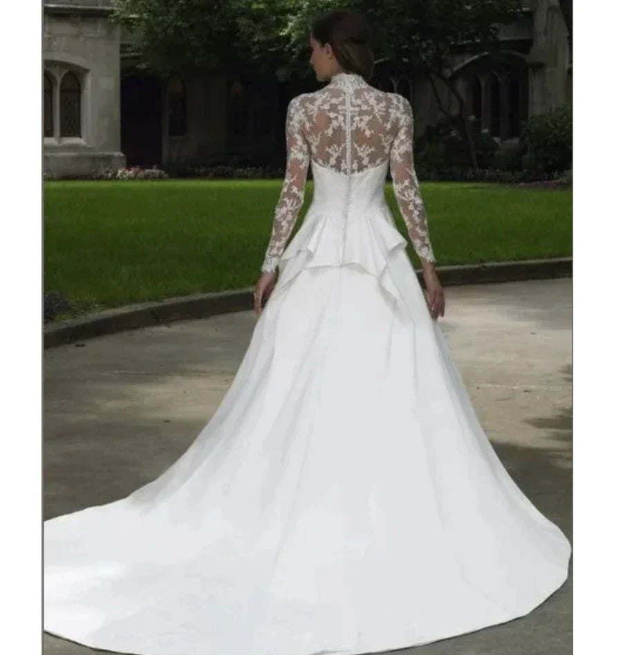 Élégante robe de mariée blanche italienne, col montant en V, application de dentelle, manches longues, boutons en satin, style saoudien. 