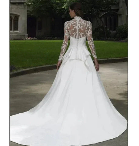 Élégante robe de mariée blanche italienne, col montant en V, application de dentelle, manches longues, boutons en satin, style saoudien. 