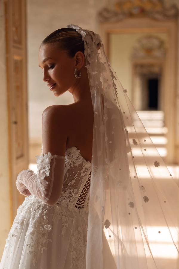 Elegantes vestidos de novia largos de corte A color marfil, sin tirantes, de encaje con escote corazón