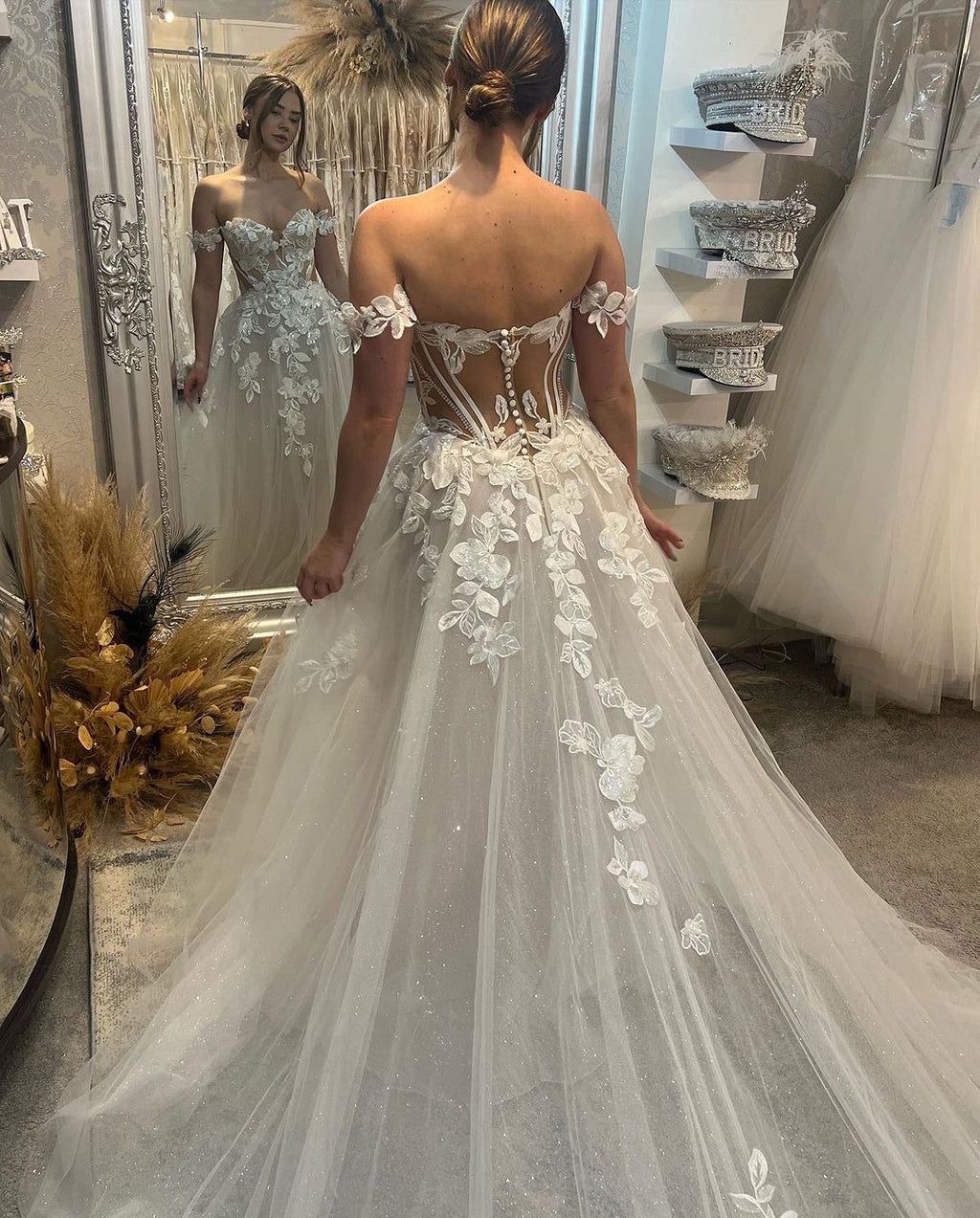 Elegante vestido de novia largo de corte A con escote corazón, hombros descubiertos y apliques brillantes