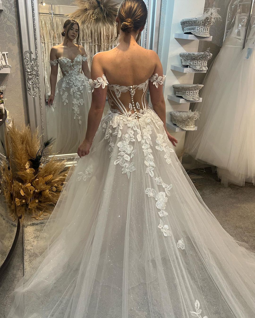 Elegante vestido de novia largo de corte A con escote corazón, hombros descubiertos y apliques brillantes