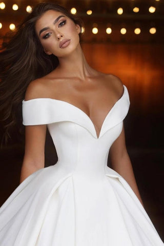 Elegante vestido de novia largo de satén con corte en A, hombros descubiertos y escote en V
