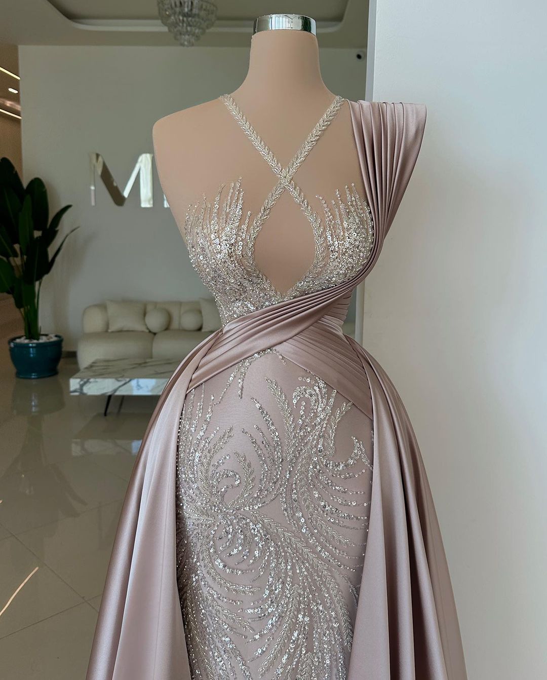Robe de bal longue et élégante en satin, coupe trapèze, sans manches, en dentelle pailletée
