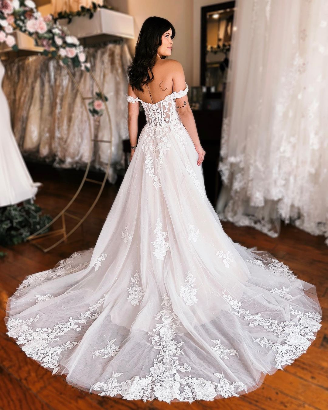 Robe de mariée élégante en dentelle, longue, à bretelles et sans manches, avec fente.