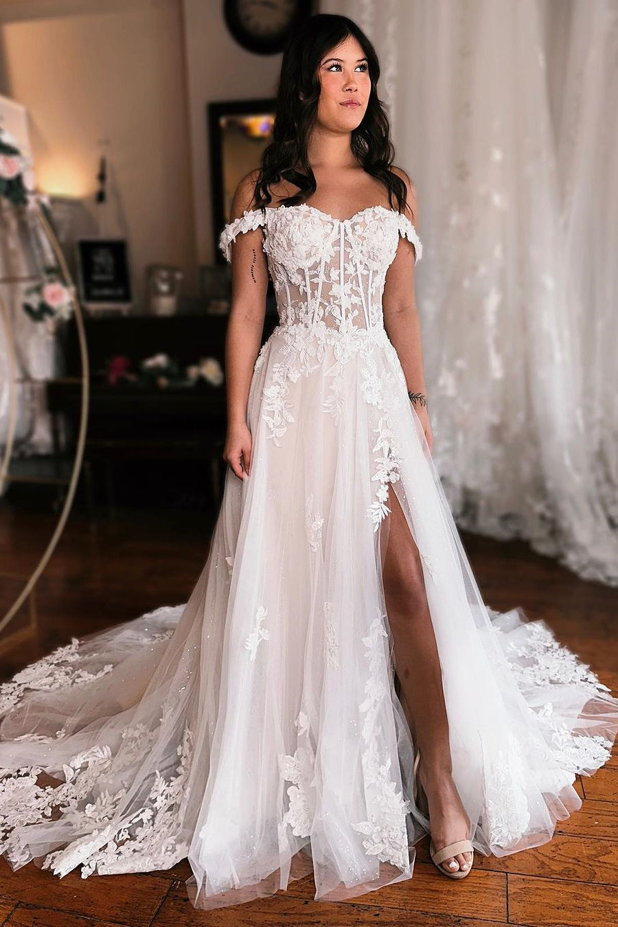 Robe de mariée élégante en dentelle, longue, à bretelles et sans manches, avec fente.