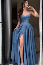 Elegante vestido largo de fiesta azul marino con tirantes finos, corte en A, lentejuelas y abertura.