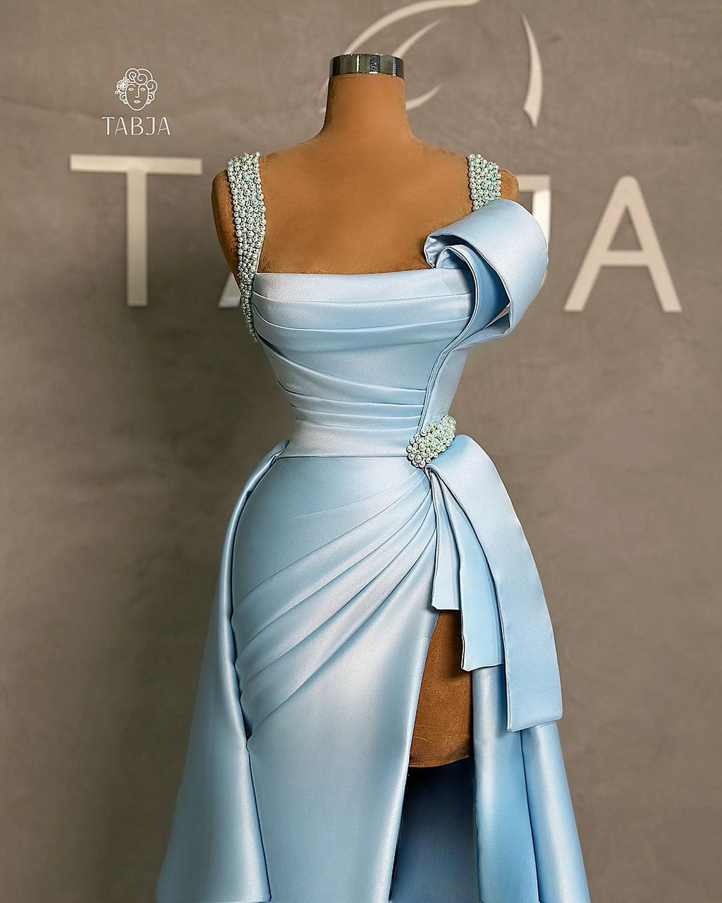 Elegante vestido largo de fiesta azul, corte en A, con tirantes, perlas, sin mangas y abertura.