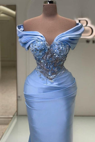 Elegante vestido de fiesta largo azul de sirena con hombros descubiertos, encaje, pedrería y sin mangas