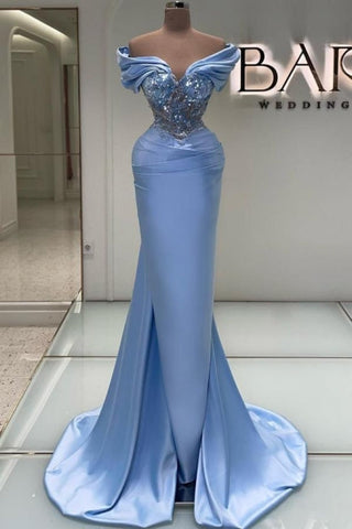 Elegante vestido de fiesta largo azul de sirena con hombros descubiertos, encaje, pedrería y sin mangas