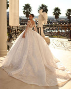 Elegante vestido de novia largo de encaje color marfil con escote en V y mangas largas.