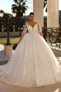 Elegante vestido de novia largo de encaje color marfil con escote en V y mangas largas.