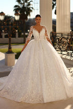 Elegante vestido de novia largo de encaje color marfil con escote en V y mangas largas.