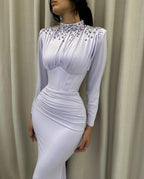 Elegante vestido de fiesta largo de sirena, cuello alto, satén con cristales y mangas largas.