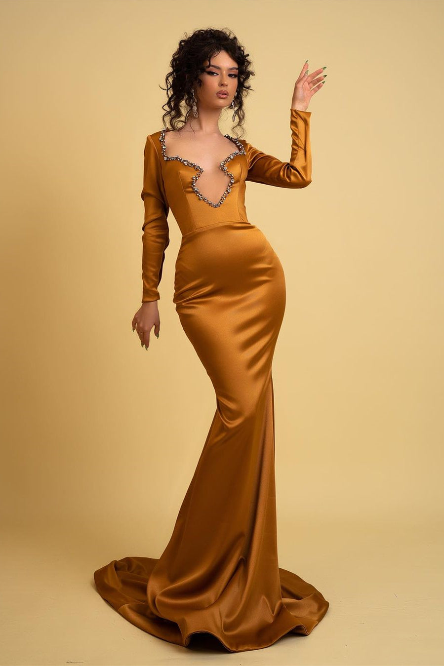 Robe de bal élégante longue sirène à décolleté irrégulier en satin et strass, manches longues
