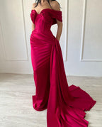 Elegante vestido largo de sirena sin mangas con escote en V y hombros descubiertos, de satén fucsia.