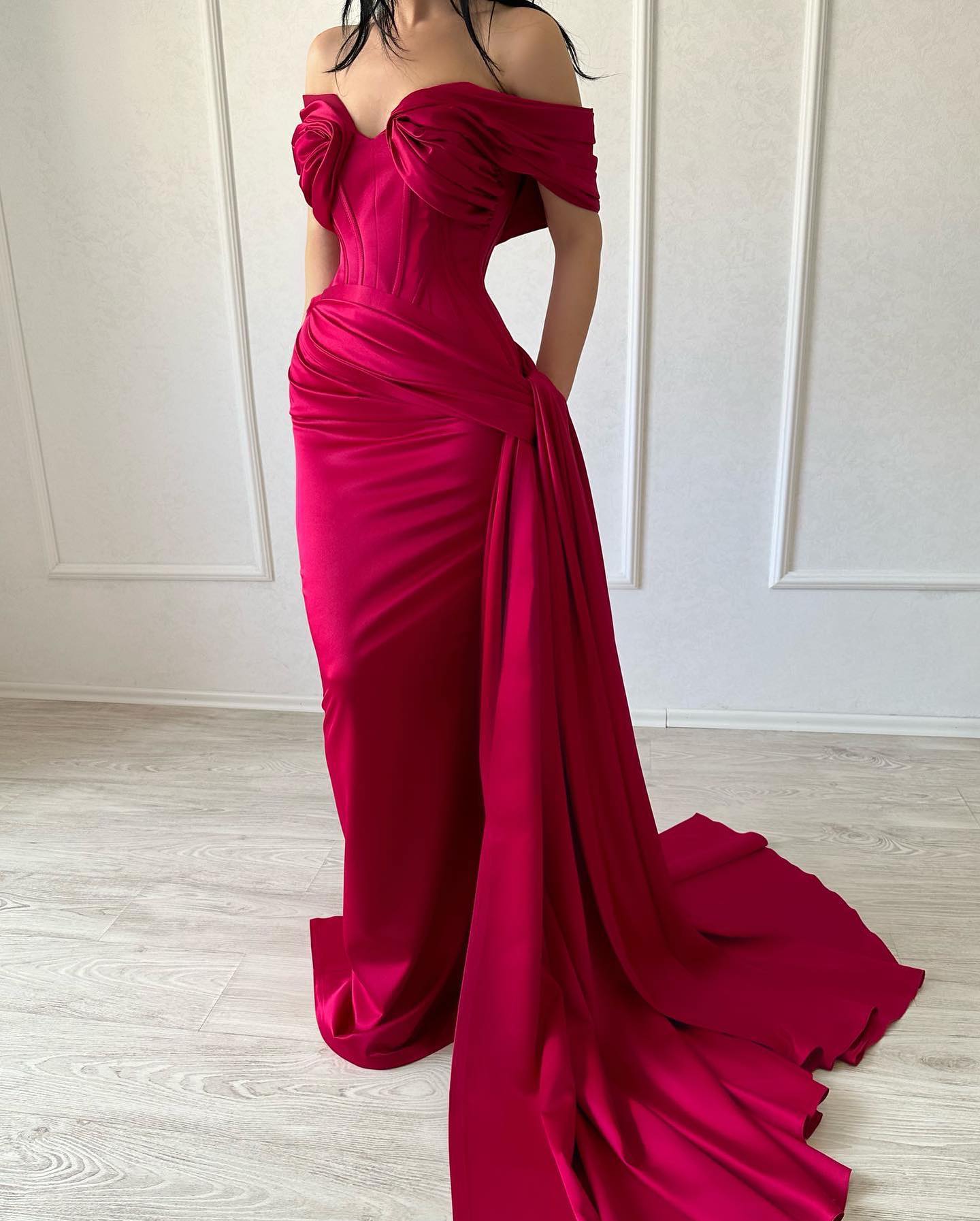 Elegante vestido largo de sirena sin mangas con escote en V y hombros descubiertos, de satén fucsia.