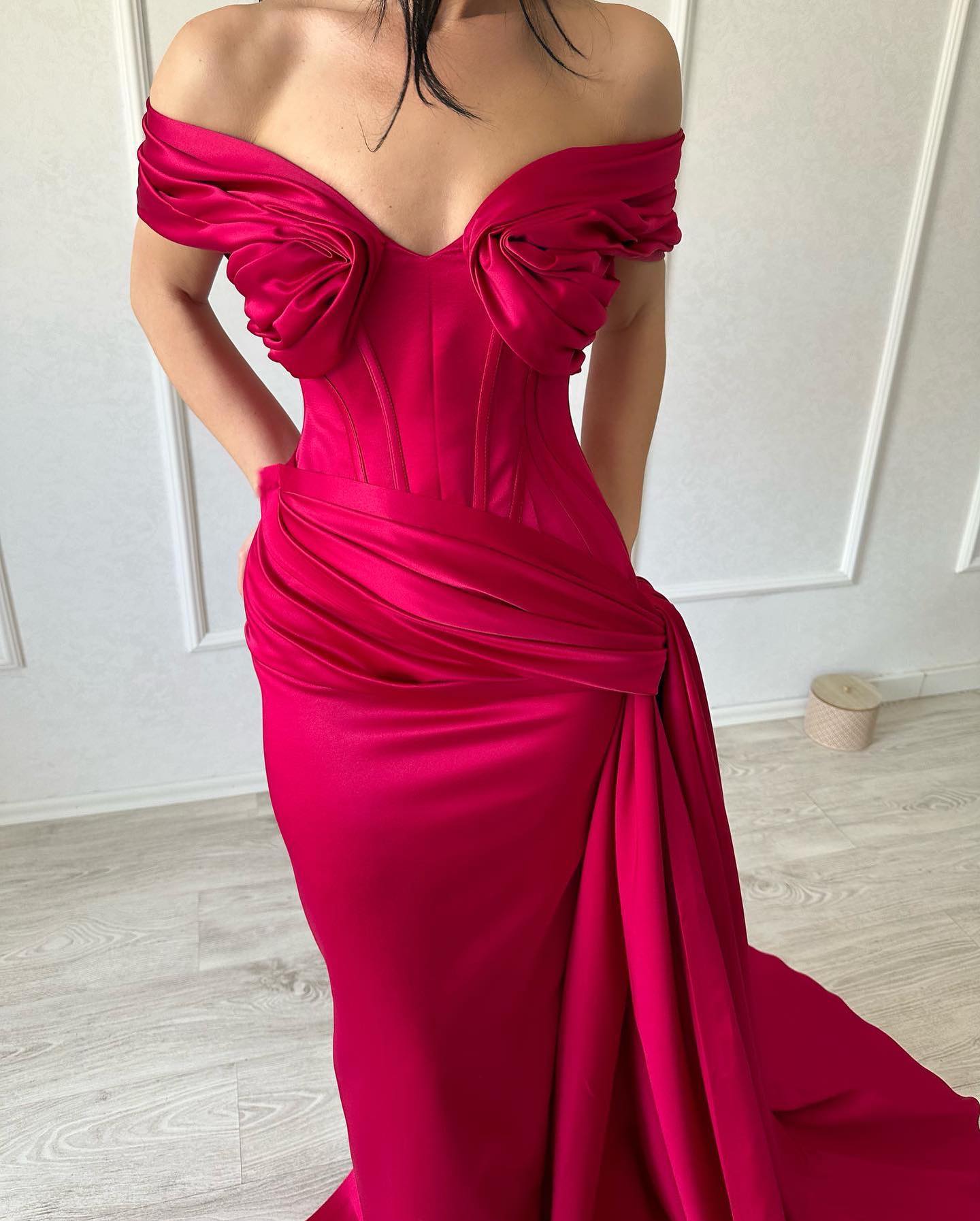 Elegante vestido largo de sirena sin mangas con escote en V y hombros descubiertos, de satén fucsia.
