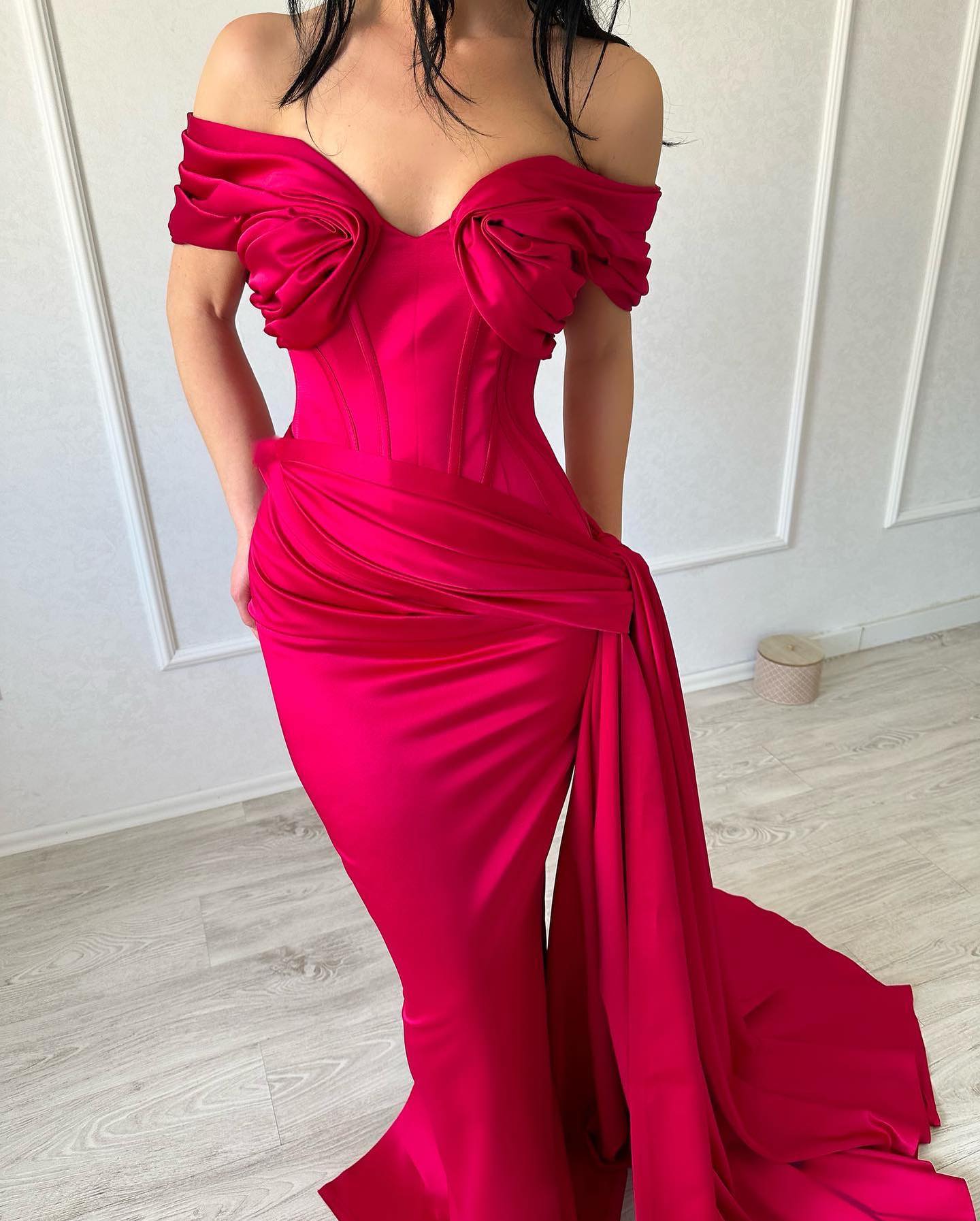 Elegante vestido largo de sirena sin mangas con escote en V y hombros descubiertos, de satén fucsia.