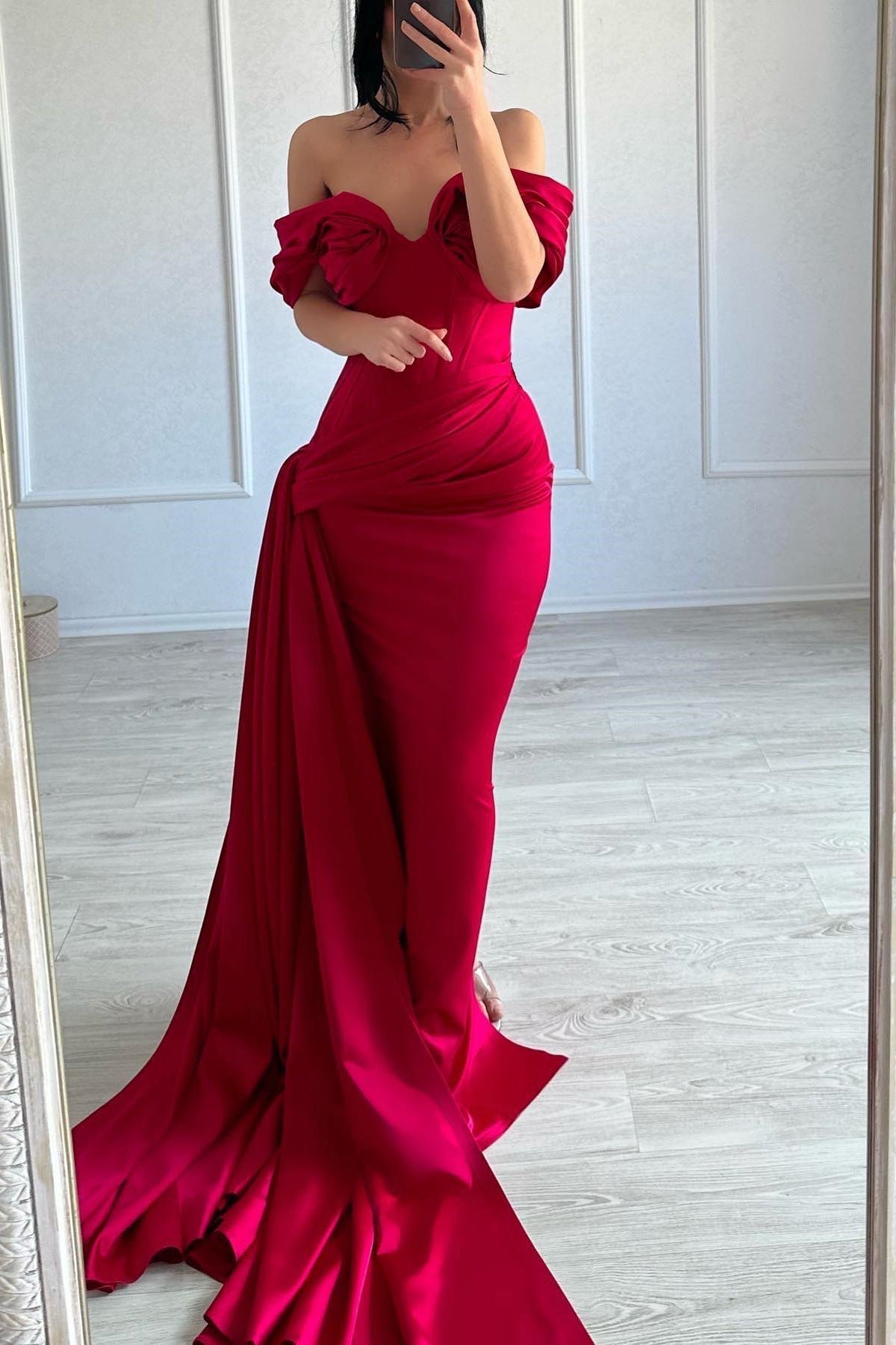 Elegante vestido largo de sirena sin mangas con escote en V y hombros descubiertos, de satén fucsia.