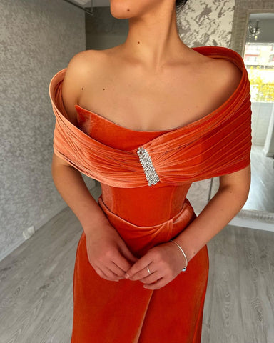 Elegante vestido de fiesta largo de sirena, sin mangas, con un solo hombro y abertura.