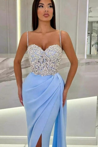 Elegante vestido de fiesta largo de sirena con tirantes finos, escote corazón y lentejuelas, con abertura.