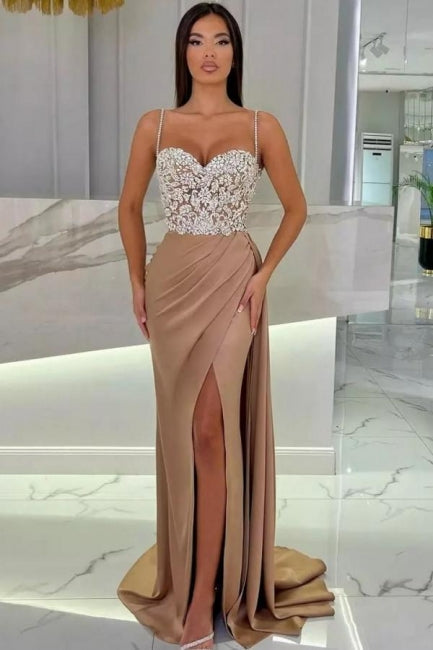 Elegante vestido de fiesta largo de sirena con tirantes finos, escote corazón y lentejuelas, con abertura.