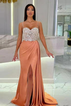 Elegante vestido de fiesta largo de sirena con tirantes finos, escote corazón y lentejuelas, con abertura.