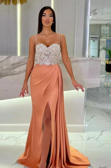 Elegante vestido de fiesta largo de sirena con tirantes finos, escote corazón y lentejuelas, con abertura.