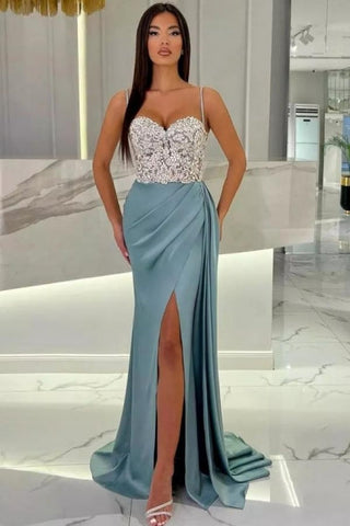 Elegante vestido de fiesta largo de sirena con tirantes finos, escote corazón y lentejuelas, con abertura.