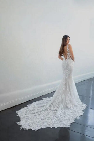 Elegantes vestidos de novia largos de sirena sin mangas con escote en V y encaje.