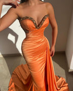 Elegante vestido largo de sirena naranja sin mangas de satén con cristales para baile de graduación