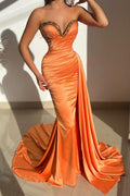 Elegante vestido largo de sirena naranja sin mangas de satén con cristales para baile de graduación