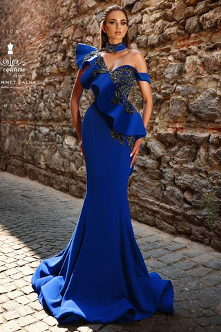 Elegante vestido de fiesta largo azul real de un solo hombro estilo sirena con encaje, pedrería y volantes